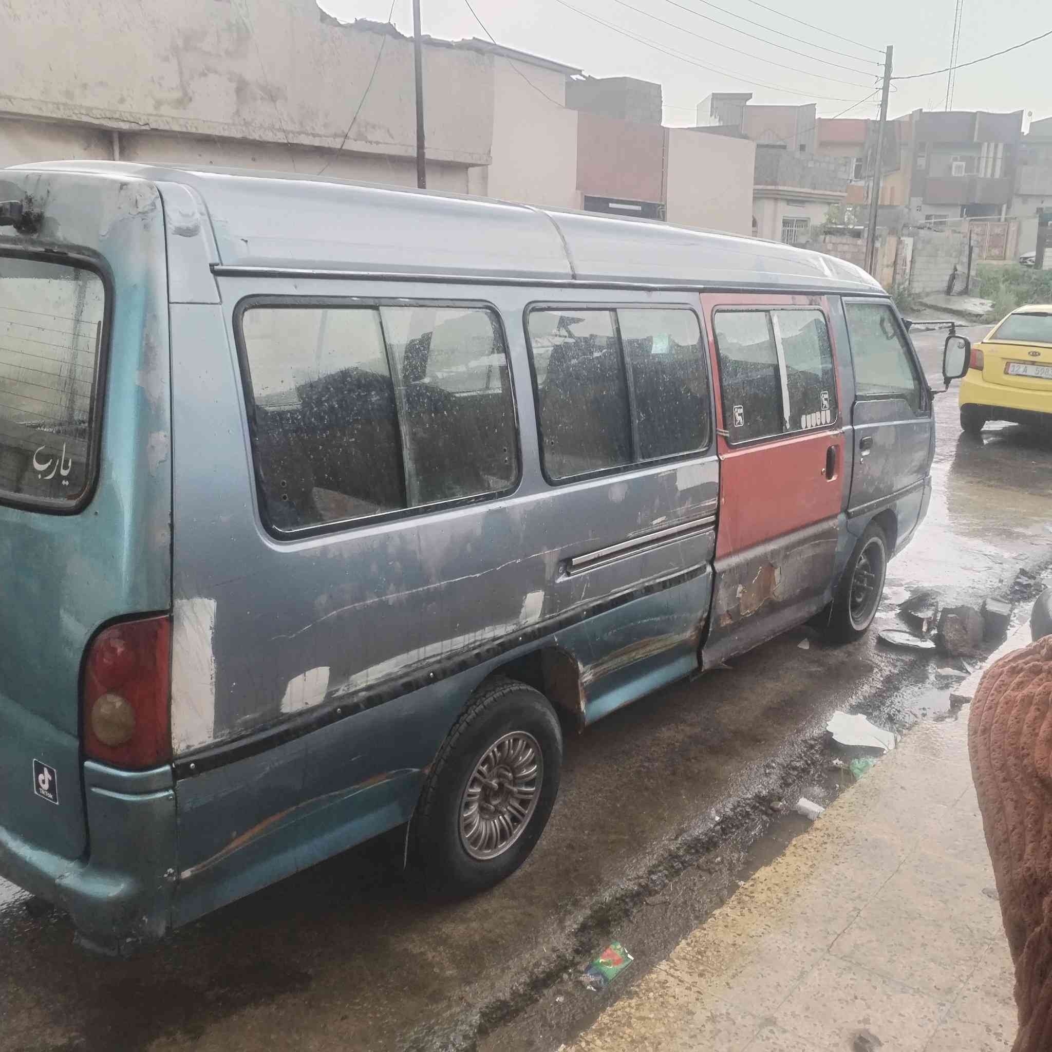 السلام عليكم سياره للبيع 14 نفر محرك جير اكسن شرط ضخم شرط السياره بيها وكاله والباقي قدام العين سياره مقفوله كافه ***********
