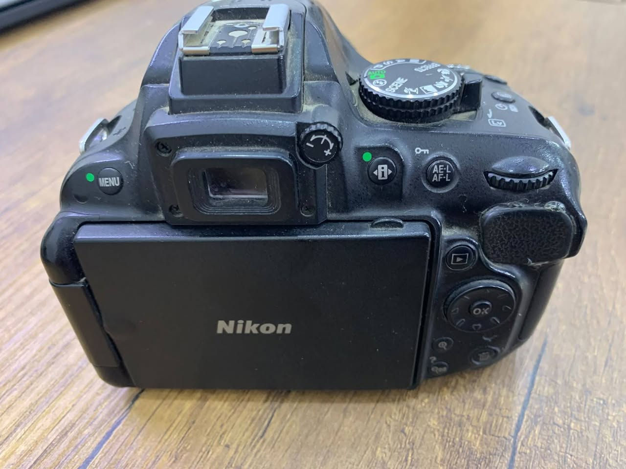 كاميرا Nikon D5200 هي واحدة من أشهر كاميرات DSLR للفئة المبتدئة والمقارب للمتوسطة التي قدمتها نيكون. على الرغم من إصدارها قبل عدة سنوات، إلا أنها لا تزال تقدم أداءً ممتازاً جداً بفضل مستشعرها القوي ومعالج الصور الخاص بها.
إليك المواصفات الكاملة والتفصيلية لكاميرا Nikon D5200:
📷 المواصفات الأساسية (Core Specs)
 * نوع الكاميرا: DSLR (بمرآة).
 * المستشعر (Sensor): من نوع CMOS بحجم APS-C (DX format).
 * دقة المستشعر: 24.1 ميجابكسل (تمنحك صوراً عالية الدقة وقابلة للاقتصاص والتكبير بوضوح ممتاز).
 * معالج الصور: EXPEED 3 (يساعد على معالجة الألوان بسرعة وتقليل الضوضاء "الـ Noise").
⚡ الأداء والسرعة
 * سرعة التصوير المتتابع (Continuous Shooting): تصل إلى 5 إطارات في الثانية (Fps)، وهي مناسبة لتصوير الحركة السريعة أو الأطفال والحيوانات الأليفة.
 * حساسية الضوء (ISO): تبدأ من 100 وتصل إلى 6400 (يمكن توسيعها رقمياً لتصل إلى 25600). أداؤها ممتاز في الإضاءة المنخفضة مقارنة بجيلها.
 * نظام التركيز التلقائي (Autofocus): يحتوي على 39 نقطة تركيز (منها 9 نقاط من النوع التصالبي Cross-type لزيادة الدقة)، وهو نظام تركيز قوي جداً ورثته من شقيقتها الأكبر D7000.
🎥 تصوير الفيديو (Video Capabilities)
 * دقة الفيديو: تصوير بجودة Full HD (1080p) بسرعة 60i أو 30p/24p إطار في الثانية.
 * الميكروفون: ميكروفون ستيريو مدمج (Stereo Mic) بفتحات أعلى الكاميرا لتسجيل صوت نقي، بالإضافة إلى منفذ ميكروفون خارجي (3.5mm) لمحترفي الصوت.
🖥️ الشاشة والتصميم
 * الشاشة: شاشة بمقاس 3.0 إنش قابلة للإمالة والتدوير بالكامل (Vari-angle)، وهي ممتازة جداً لالتقاط الصور من زوايا صعبة، أو لتصوير الفلوقات وصناعة المحتوى الشخصي.
 * دقة الشاشة: 921,000 نقطة (تمنحك وضوحاً ممتازاً لمعاينة الصور).
 * محدد الرؤية (Finder): محدد رؤية بصري (Pentamirror) يغطي حوالي 95% من الكادر.
🔋 البطارية والتوصيل
 * البطارية: من نوع EN-EL14، تكفي لالتقاط حوالي 500 صورة تقريباً بالشحنة الواحدة (حسب ظروف الاستخدام).
 * الاتصال: لا تحتوي على واي فاي مدمج (Wi-Fi)، ولكن يمكن توصيلها بقطعة خارجية (WU-1a) لنقل الصور لاسلكياً، وتدعم منافذ USB و HDMI.
> 💡 ملاحظة للمشتري:
> كاميرا Nikon D5200 لا تحتوي على محرك تركيز داخلي (Focus Motor) في جسم الكاميرا. هذا يعني أنه لتشغيل التركيز التلقائي (Autofocus)، يجب عليك استخدام عدسات نيكون التي تحتوي على محرك مدمج (والتي تحمل الرمز AF-S أو AF-P)، أما العدسات القديمة الـ (AF) فستعمل عليها بالتركيز اليدوي فقط.
>
الاستفسار الاتصال على. رقم***********@

