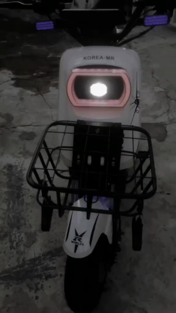 🛑ماطور {R8} ...2025🛵
🛑باب اول الاصلي{نوع ولي}👌
🛑يحتوي خمس بطارية كبيرة الحجم{32}فولت وبحالة جيدة جداً  بل اضافة الى شاحنة اصلية
🛑ملف1500
🛑شاشة بلوتوث +سماعة بلوتوث🎧
🛑دبل وقافية جانبية وخلفية🦯
🛑كهربائيات كلها شغالة💯
🛑لايت زينول عالي ناصي 🫵
🛑اشاير يمين يسار +دبل اشارة▶️◀️ 
🛑لد محيط بل لايت متغير الالوان 🌈
🛑بك لايت متغير الالوان 🌈
🛑لدات فوق التايات متغيرة الالوان🌈
🛑استاند تلفون📳 
🛑ويحوي أيضاً زوج مرايات وذراع بايدار 
🛑النضافة كدام العين 
🛑السعر475

🛑العنوان موصل الجانب الايمن دورت اليرموك


**إذا كنت صاحب هذا الإعلان وتريد حذفه لأي سبب، رجاءا أرسل رسالة إلى الدعم الفني**