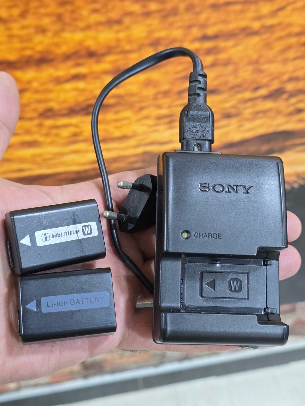 كاميرا Sony nex 6
صورة وفيديو Full HD معروفة بدقتها 
للبيع نظيفه جدا مع عدسة 16-50 وتكدر تغيرها حسب رغبتك
مع بطاريات عدد 4 وشاحنة عدد 2 يعني تصوير ووقت مفتوح
حقيبة صغيرة .

ملاحظة فقط لمبة الفلاش عاطلة رجاءا الإنتباه على هذه المسألة .. 
الكاميرا غير داخله لاي تصليح