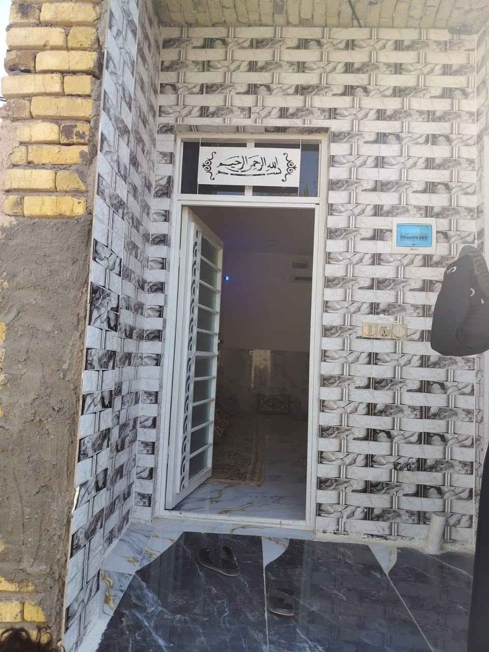 دار للبيع 
مساحه300 بي 3غرف و 2صاله ومطبخ واستقبال وتخاريج 
الرضويه الثانيه 
لل استفسار ***********
