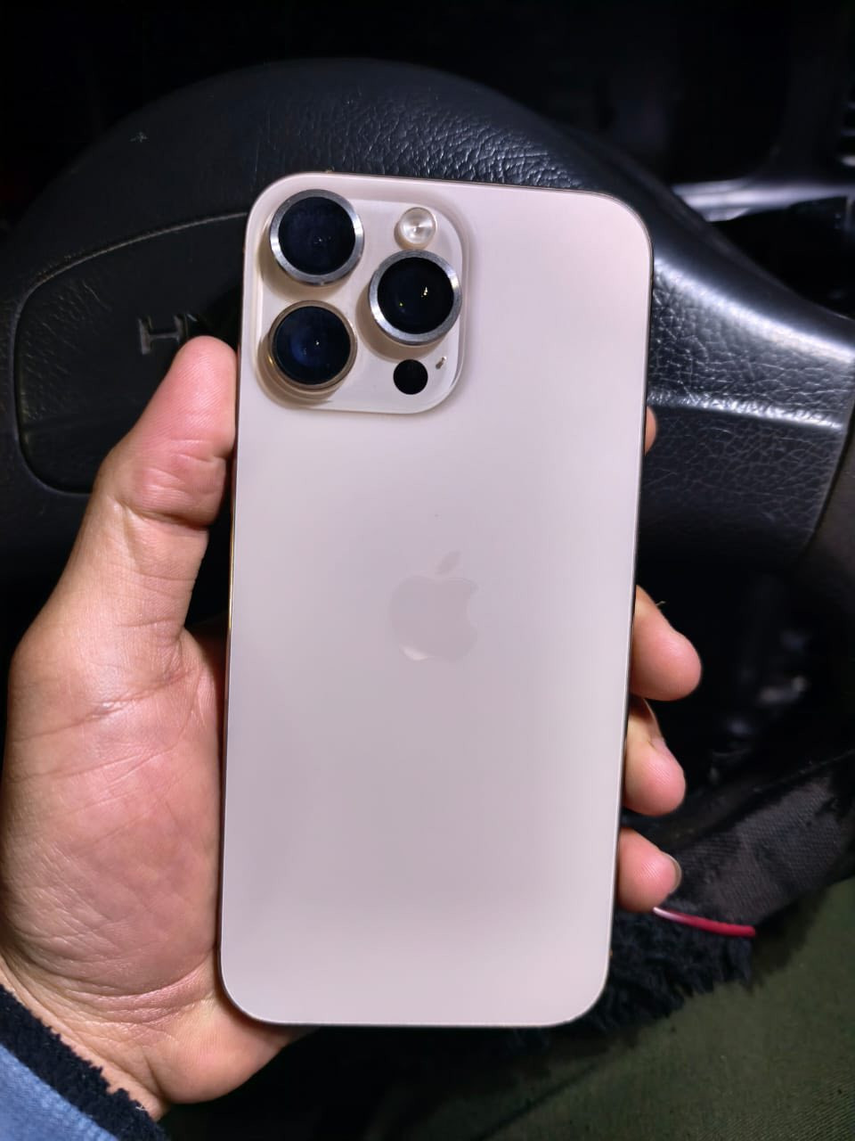 السلام عليكم ايفون 16 برو ماكس لون صحاوي للبيع  نقد ذاكره 256 تك بطاريه ٩٩ ضمان ابل موجود بل جهاز كارتون والشاحنه ويا جهاز لك مشحون (٢٨٥ )***********.   …….المو شراي لايكعد يتفستق براسي
