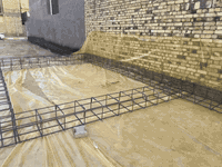 عرض الهيكل  240 الف للمتر الواحد 🧱 
مواصفات بناء بأعلى المعايير :

⭕️ فرش الأرض بطبقة سبيس وحدلها لضمان استقرار التربة
بعد التأكد من رصانه الأرض
⭕️ فرش نايلون زراعي ثقيل لحماية الأساسات

⭕️ تنفيذ مجاري داخل الرفت بمواد عالية الجودة امل الشريف او البركة حسب اختيار الزبون 

⭕️ تسليح الرفت بحديد F.F او روهينه مفحوص مختبريًا وفقًا لمواصفات دقيقة

⭕️ صب الرفت باستخدام كونكريت من نوع 35C لضمان قوة ومتانة الخرسانة

⭕️ إعداد بادلو بارتفاع 10 سم لتعزيز الأساسات

⭕️ بناء الجدران باستخدام طابوق الشارقة مع رمل مفحوص مختبريًا   تحت إشراف كادر مهني مختص

⭕️ تنفيذ شبكة أنابيب للسبالت والساحبات لضمان التهوية الحديثة

⭕️ تركيب فريمات حديد للأبواب والشبابيك لضمان المتانة والجودة

⭕️ ارتفاع السقف الأول 3.30 م حيث يكون ارتفاع الطابوق 3 متر ورباط كونكريت 30 سم لكل جدران الطابق وارتفاع بقية الطوابق 3.10 م 

⭕️ صب السقف الأول بخباطة مركزية بمواصفات متقدمة
بأستخدام كونكريت C35 لضمان قوة ومتانة السقف

⭕️ تأسيس كهرباء بوري مد انابيب داخل الجدران

⭕️ تأسيس ماء 

⭕️ هذه المواصفات تشمل كل طابق من البناء لضمان أفضل جودة وأعلى معايير.

ــــــــــــــــــــــــــــــــــــــــــــــ

 لتصميم وتنفيذ منزلك  تواصل معنا الان 

الاتصال على الهاتف 
***********

 او زيارتنا في مقر المكتب مكتب التراث الكائن
في العروبة مقابل اللجان الطبية شارع سيد مكي
