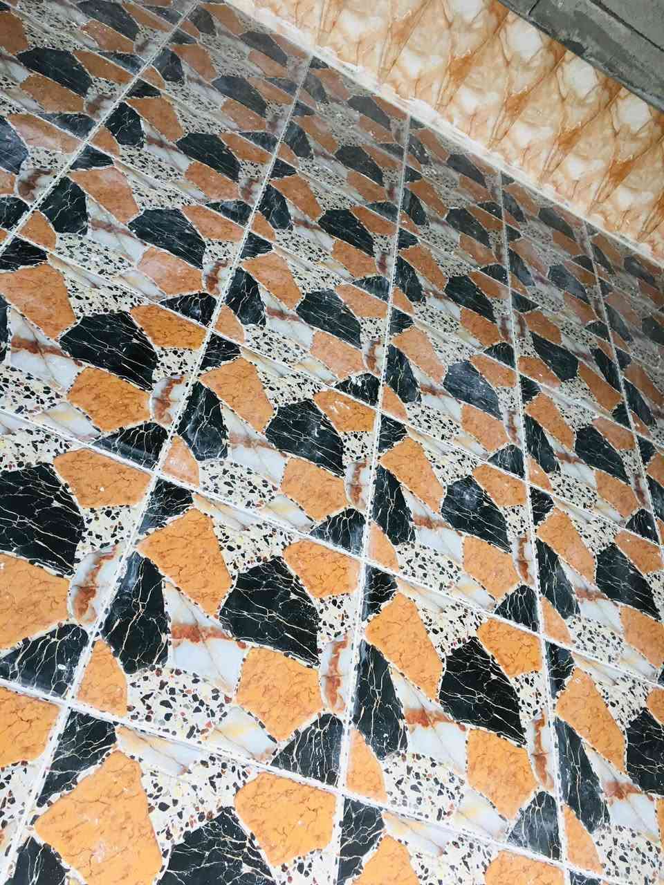 يوجد خلفه سيراميك ارضيه وجدران متفرغ حالياً 
اتصل وبيك خير وتدلل‬***********
مكاني العلم
