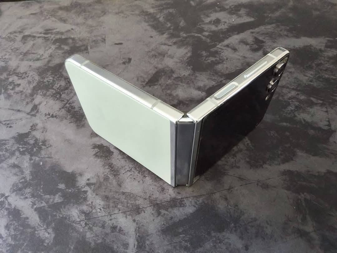 سلام عليكم  Z Flip5
ذاكرة 256  شرق اوسط دبل شريحة وحدة فعلية ووحدة ايسم  جهاز مكفول ما بي اي مشاكل فقط الجهاز بدون ملحقات سعر 400  و بي مجال مكاني بغداد جسر ديالي الجديد 
***********
