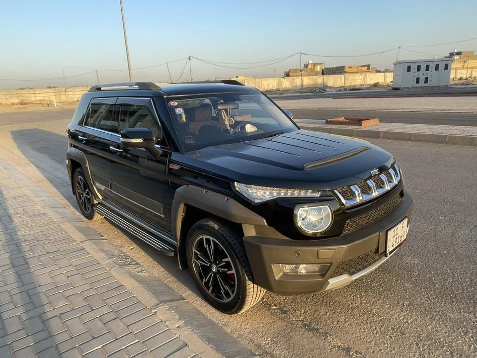 مرحباً اريد مراوس مع جيتور t1 لون أسود بانزين ونتفق على الفرق للاستفسار: ***********
بايك BJ20 موديل 2020

1. محرك 1500 سي سي تيربو بنزين.

2. تشغيل بصمة وبصمة للأبواب مع مثبت سرعة 

3. سقف بانوراما بطول السيارة.

4. نظام التوقف التلقائي عند الثبات (أوتو هولد).

5. هند بريك دكمة كهربائي.

6. نظام مكابح (بريك) من شركة بوش الألمانية 

7. تحكم بالستيرن من جهتين.

8. كرسي السائق كهربائي.

9. كشنات جلد.

10. نظام إنارة LED من شركة (هلا) الألمانية مع LED نهاري حاجبي.

11. ثلاث وضعيات قيادة: سبورت، ثلج، وعادي.

12. محرك من شركة ميتسوبيشي اليابانية وناقل حركة أوتوماتيكي 6 سرعات من شركة آيسن (Aisin) اليابانية.

13. نظام صوتي من سوني مع 6 سماعات.

14. حساسات أمامية وخلفية مع كاميرا.

15. مصابيح ضباب خلفية.

16. زركات ماء كهربائية أمامية على الإضاءة الأمامية.

17. مرايا جانبية كهربائية مع إشارة وإضاءة ترحيبية.

18. شاشة كبيرة تعمل باللمس.

19. ويلات كروم قياس 18 إنج.

20. هيكل السيارة الخارجي بتصميم سويدي مع مساهمة هندسية من مرسيدس.

21. السيارة مغلفة حماية PPF.

22. زجاج مغلف بعازل حراري.

23. إطارات دنلوب يابانية جديدة.

24. الممشى: 27 ألف كيلومتر فقط.
