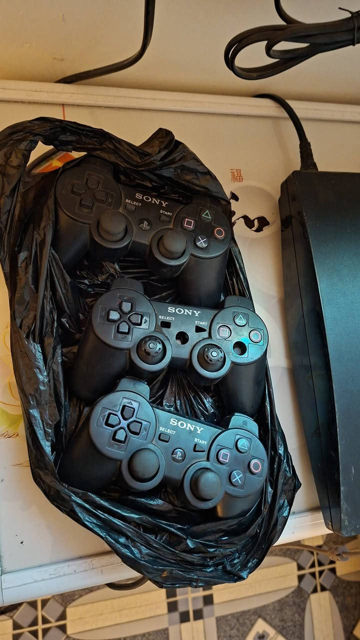 السلام عليكم بغداد البلديات الضباط
بلي 3 سلم للبيع ويا العاب وجستيك 2
السعر 125 🔐 قفل
120 داكرة 
للتواصل واتساب ***********
