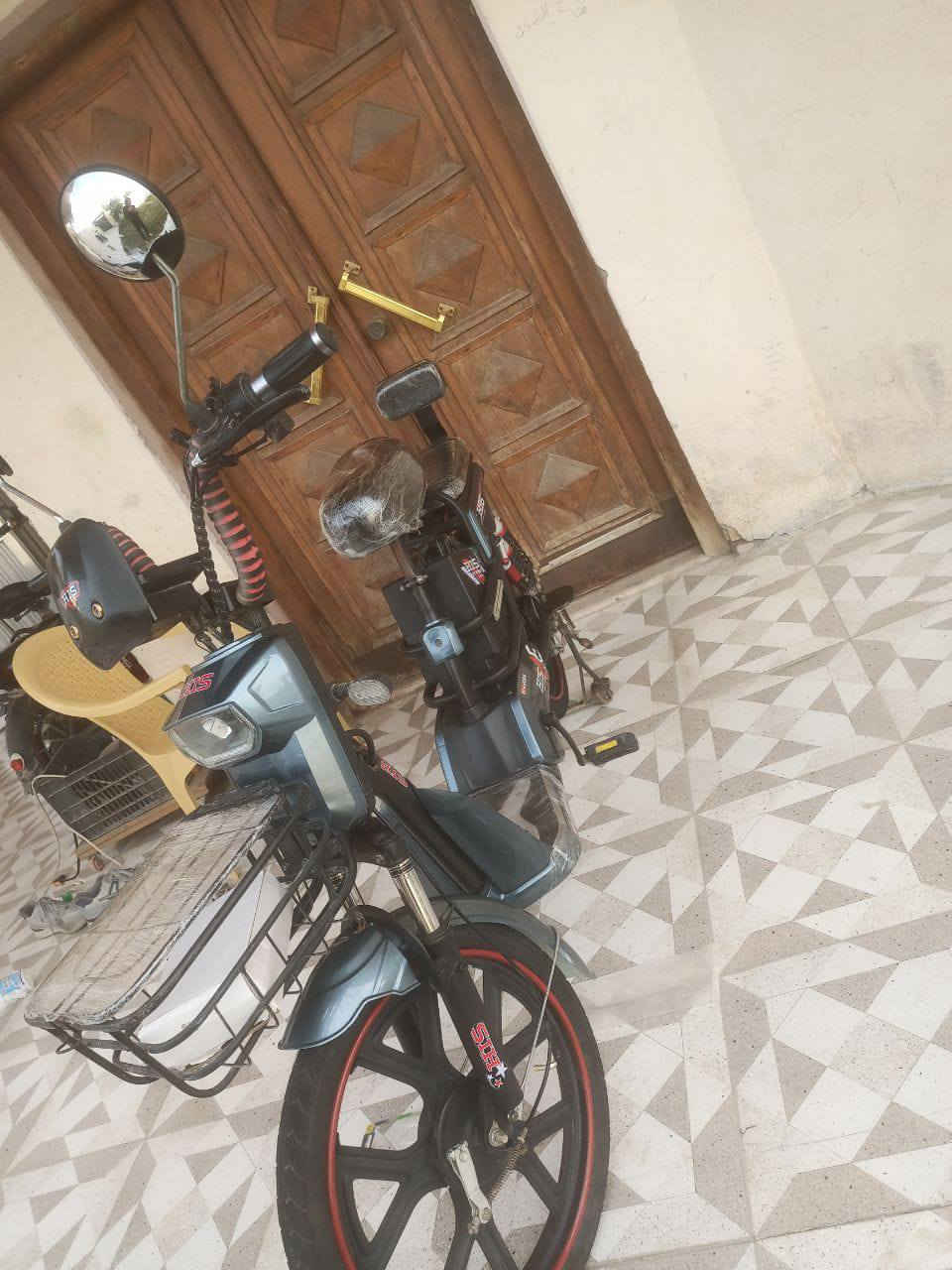 السلام عليكم بيع مستعجيل (دراجة شحن نوع [HIS {2024}]
- 5 بطاريات جديدة 
- تيارات تبديل جديد 
- كهربائيات شغاله 
-ملف 1000w ---60v
-نظام 4 سرع 
- السرعة القصوى 60 حقيقي

السعر :- 300 وبيها مجال بسيط 

المكان :- حي السياسين- قرب مدرسة أقرأ الاهلية 

للأستفسار :- *********** واتساب
