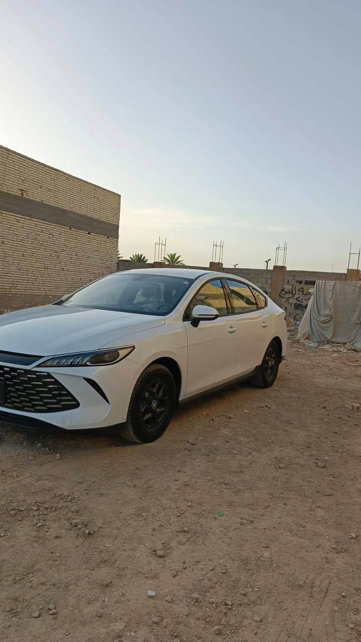سلام عليكم  لبيع سيارة بي وايدي جن بلص موديل 2025جديده ماشيه 2500 يعني لسه ما مبدل دهن شركه سياره بيه رصعه زغيره بل جنطه وابد ما بينه دواخل اسود رقم اربيل كامل ملحقات سعر 19.800وبيه مجال رقم الهاتف ***********تواصل فقط واتساب مكان نجف
