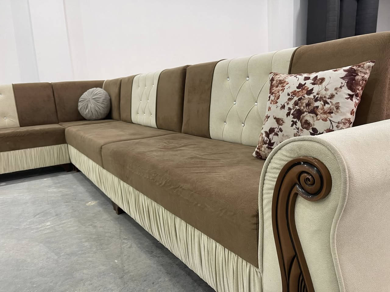 L
ئەم ئێڵە 13 نەفەریە بۆ فرۆشتن 
زۆر پاکو بێ عەیبە دەست کردە 
ژێری هەموو ساجە 
ژم***********
