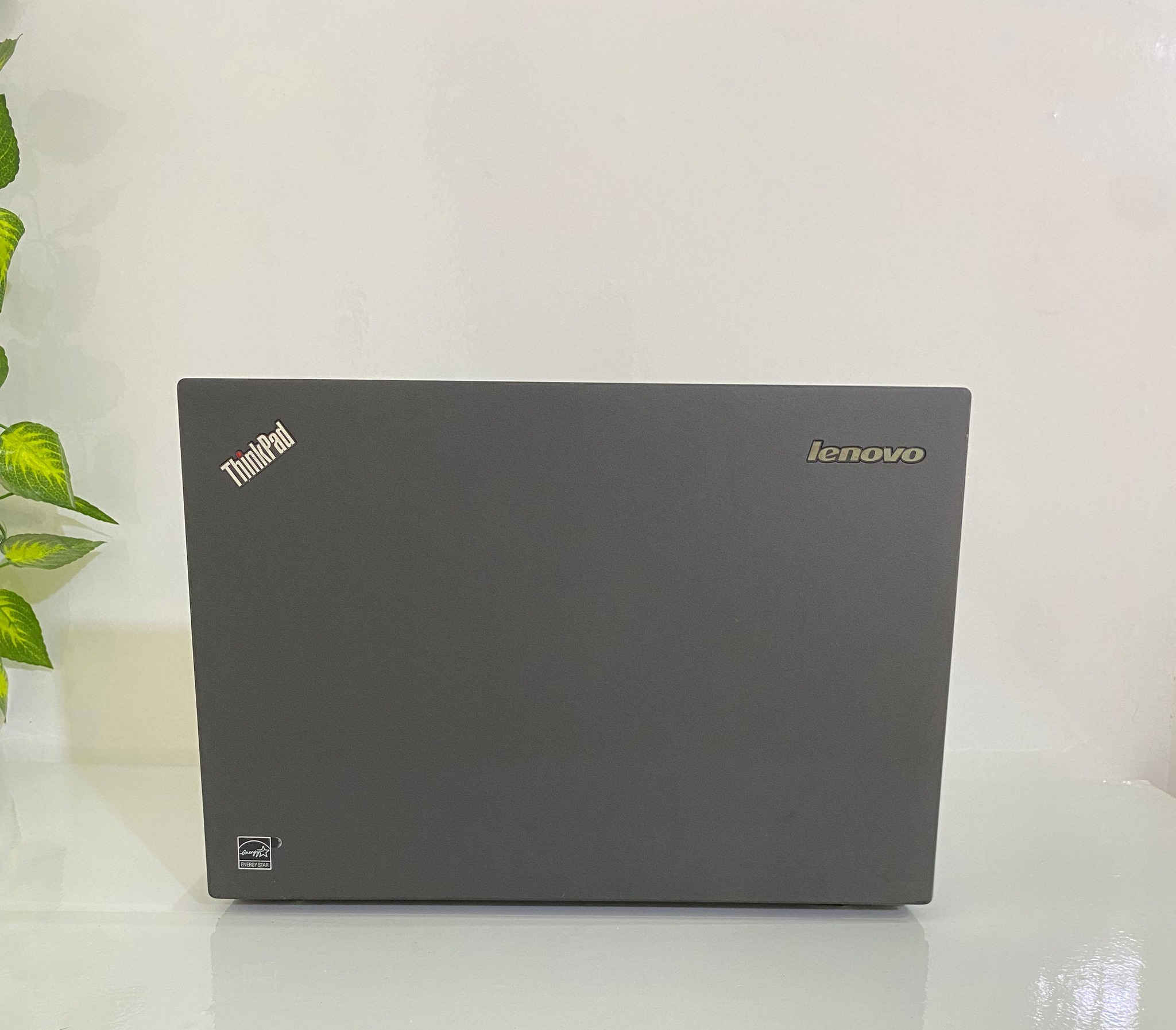 لابتوب Lenovo ThinkPad T450
✨ أداء قوي للمكتب، الجامعة، التصفح، والمونتاج الخفيف ✨

🔹 المواصفات:
• المعالج: Intel Core i5-5th Gen فئة U — أداء موثوق وسلس ✨
• الذاكرة: 8 GB DDR3 — تعدد مهام ممتاز 📊
• التخزين: 256 GB SSD — تشغيل أسرع وتحميل فائق 🚀
• شاشة 14 إنش — حجم مثالي للعمل والترفيه 💻
• بطاقة رسوميات Intel مدمجة 4 GB — مناسبة للبرامج الخفيفة 🎨
• كيبورد عربي-إنكليزي بإضاءة ليلية — راحة أثناء العمل في الظلام 💡

🎁 الهدايا:
🧳 حقيبة + 🔌 شاحن + 🖱️ ماوس + 🖱️ باد
📦 تغليف احترافي

🛠️ الضمانات والخدمات:
✔ فحص كامل قبل الإرسال
✔ فحص كامل قبل الاستلام والدفع
✔ ضمان 7 أيام استبدال في حال وجود خلل مصنعي
✔ جاهز للاستخدام مباشرة

📍 الموقع: بغداد الأمين الثانية

🚚 التوصيل متوفر إلى أي مكان / جميع المحافظات

📱 للحجز واتساب: ***********

💰 السعر: 185,000 دينار عراقي
✨ خيار ممتاز للعمل والدراسة والاستخدام اليومي بكل سلاسة! ✨
