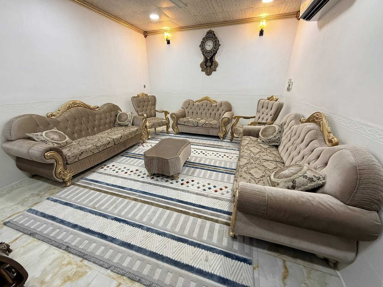 السلام عليكم
تخم تركي ملكي 10 مقعد مع طبله وسطية 

نظافة 90 ‎%‎

الموقع تكريت حي القادسيه 

للأستفسار ***********
