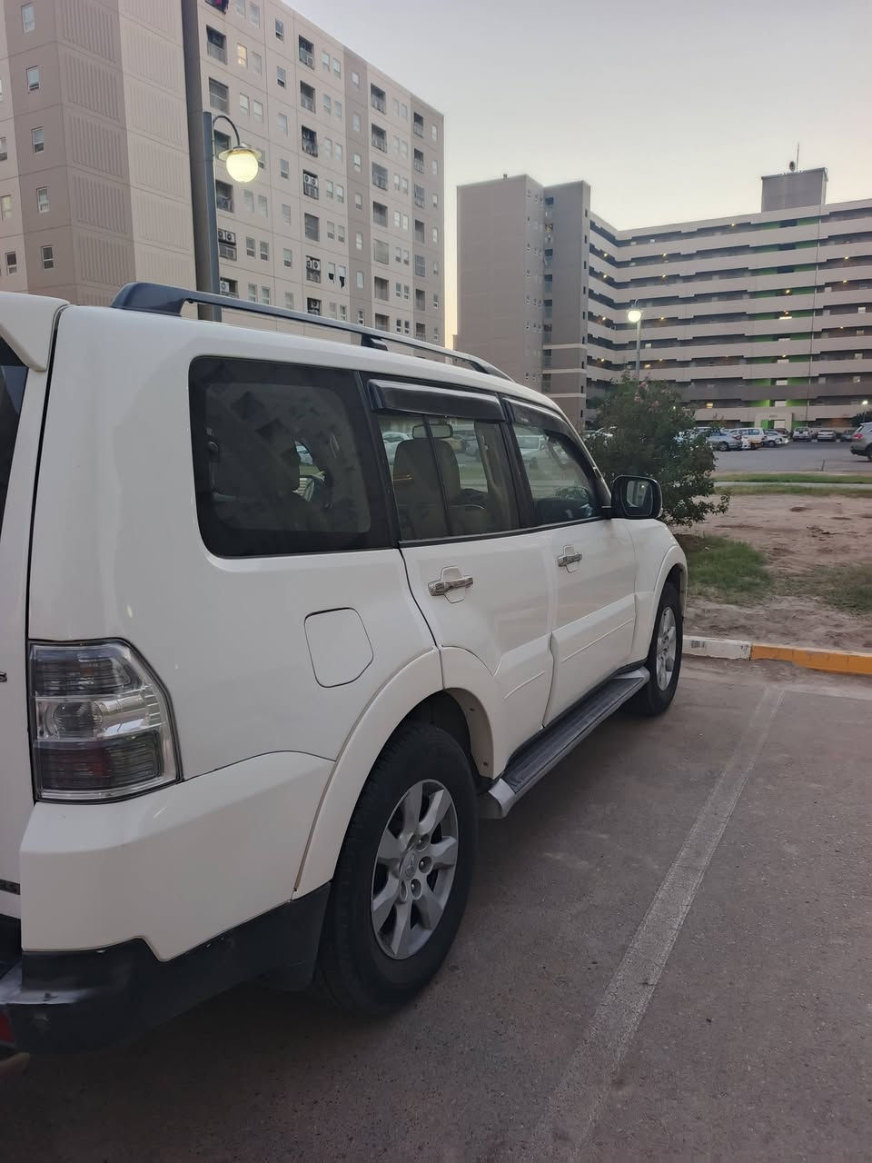 للبيع سيارة باجيرو موديل ٢٠٠٩ لون ابيض رقم بغداد السيارة بأسمي سيارة مكفولة من الضربة والصبغ والتبديل فقط بارد بمكانات بسيطة مكينة وگير  وحدادية وتبريد وكهربائيات خير من اللة تخم تاير جديد الغرفة الداخلية نظيفة جدا مكاني بغداد (مدينة بسماية) السعر (١٠٩) للاتصال (***********)
