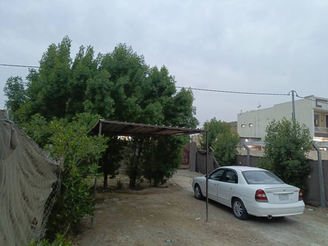 السلام عليكم دار للبيع حصن جعفر طابقين المساحة الكلية 200متر يحتوي على 6 غرف نوم  ومطبخ وحمام عدد 2 وصاله شارع 30 يحتاج بورك وجص وأرضية للاستفسار ***********
