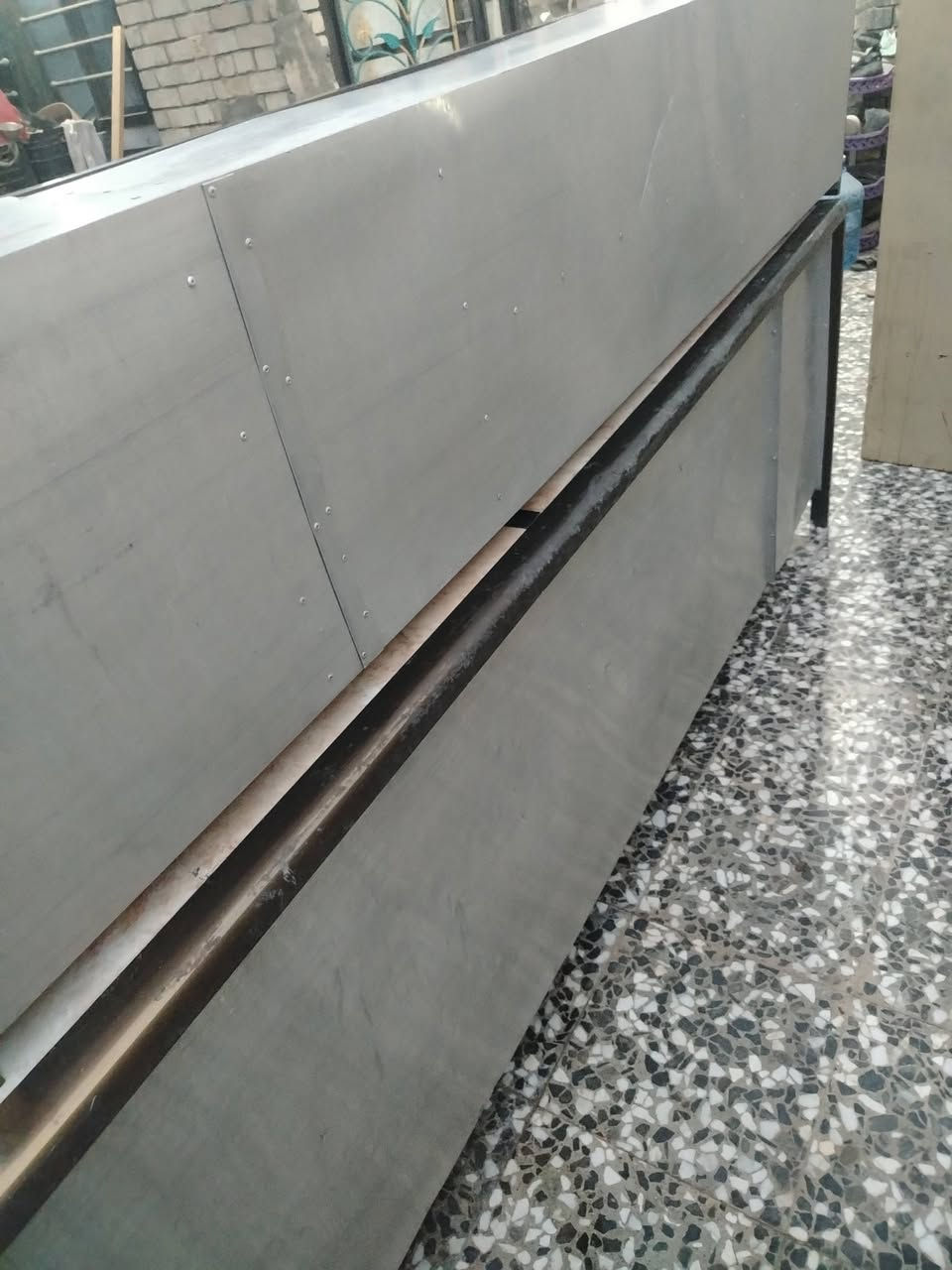 كارنتر نضيف بس نقص جراره والباقي مكفول كفاله عامه مرمر طبيعي مو صناعي *********** اذا اكو مراوس بتخم 10مقاعد او اكثر او ديوان
