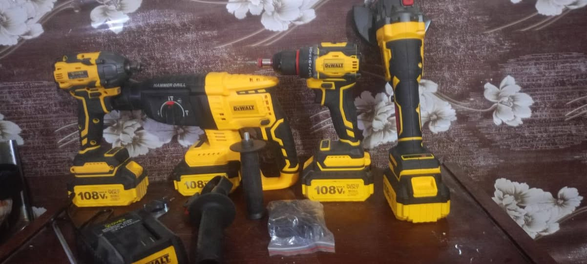 السلام عليكم.. بكج دريلات كامل 4 دريلات دريل لقم+دريل تزريف+دريل ابو درنفيس +كوسره شحن مع 4بطايات بعده جديد مامستخدم العنوان زنكوره المفرك  ***********
