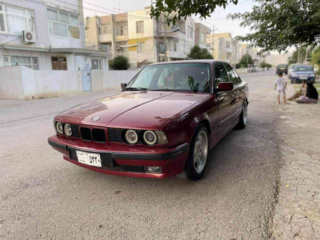 سلاو هاوريان
 بيئيم ٥٢٠ بو فروشتن
سعري ٤٤ كةلاو مةجاليكي كةميشي تياية 
ارمي بلاستيكي هةوليرة و سةنةويشي لةكةلاية
رةقةمة اصلةكانيشي ماوة 
بيلاد ٥٢٥ بوة مةكينةي كوراوة بة٥٢٠
 موديل١٩٩٢ گيري عادية
 دوجام كارةباية ناو سبي  سوكان ايرباك 
تايةويلي لوكي ئيم باوةري لةزيراية 
لايت ئةلقة 
سةيارةكة دةستكاريةكي باش كراوة بي عةيبة 
جةمةلةغيكي دواوةي سايةقي ليدراويكي كةمي هةية 
لةسليمانية سةيارةكة هي مالة هي مةعرةز نية 
هي من نية
هي ام برايةمة لةسليماني كاني باية 
گورينةوةش اكةين بة مةليكةي براوة يان شتيكي هةرزان
*********** السليمانية, العراق
