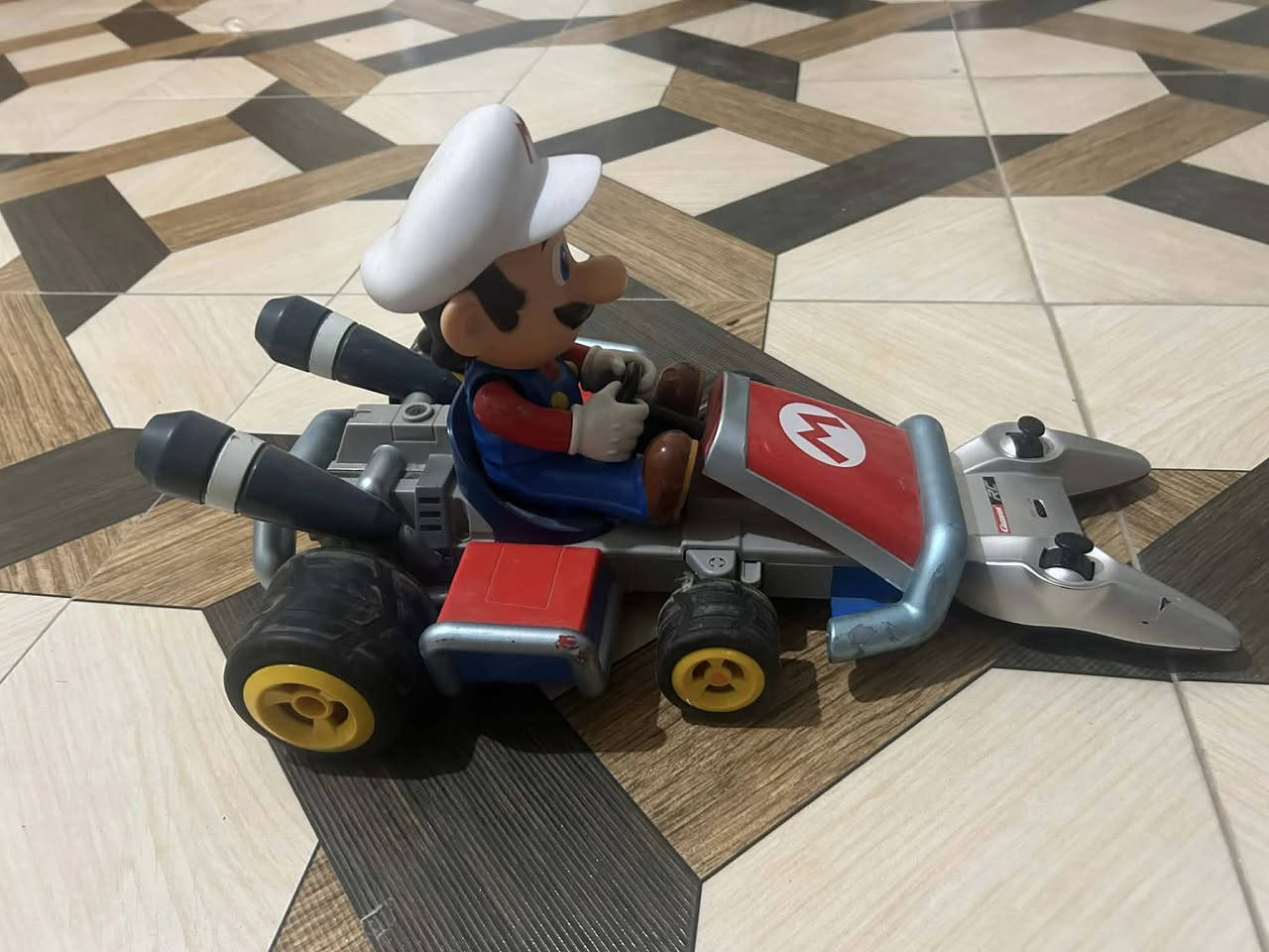 سيارات بهذا الشكل وحده ماريو سعرها 25وياها ريمونت وشاحنه
وثانيه مكي موس سعرها 15وياها ريمونت وتشتغل الباتري


**إذا كنت صاحب هذا الإعلان وتريد حذفه لأي سبب، رجاءا أرسل رسالة إلى الدعم الفني**