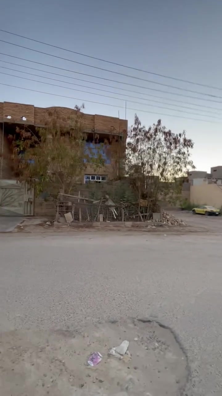 بيت للبيع ٢٠٠م شارع ٣٠ومقابيله شارع ٣٠ طابقين ٥كيلو قرب جامع حذيفة ابن اليمان عرض تجاري وبسعر مناسب جداً 
الطابق الارضي غرفتين نوم وصاله وستقبال ومطبخ وصحيات خارجية وداخلية وترك 
الطابق الثاني غرفتين نوم وصاله وسطح 
البيت طابو صرف تحويل مباشر 
علما سعر القطعه ١٠٠ مليون 
البيت كامل من الداخل بورسلين وحزام ١٢٠ 
جان ماجر ب٤٠٠الف يرهم سكن ويرهم تجاره 
نقصه بس واجهيه ولبخ الداير 
السعر ١١٥ مليون 
مكتب كريم العبيدي 
***********
