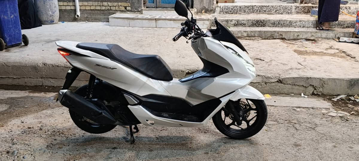 دراجة بي سي إكس PCX جيل رابع
دراجة زيرو 
ممشاهة 9 الاف وكسور  يعني زيرو 
دراجة خير من الله 
كفر ومكينة كفالة عامة بس شخوط بسيطة موضحة بل صور 
مكينة 125 سيسي 
العنوان/ مدينة الصدر 
***********
السعر 30 ورقة وبيهة مجال
