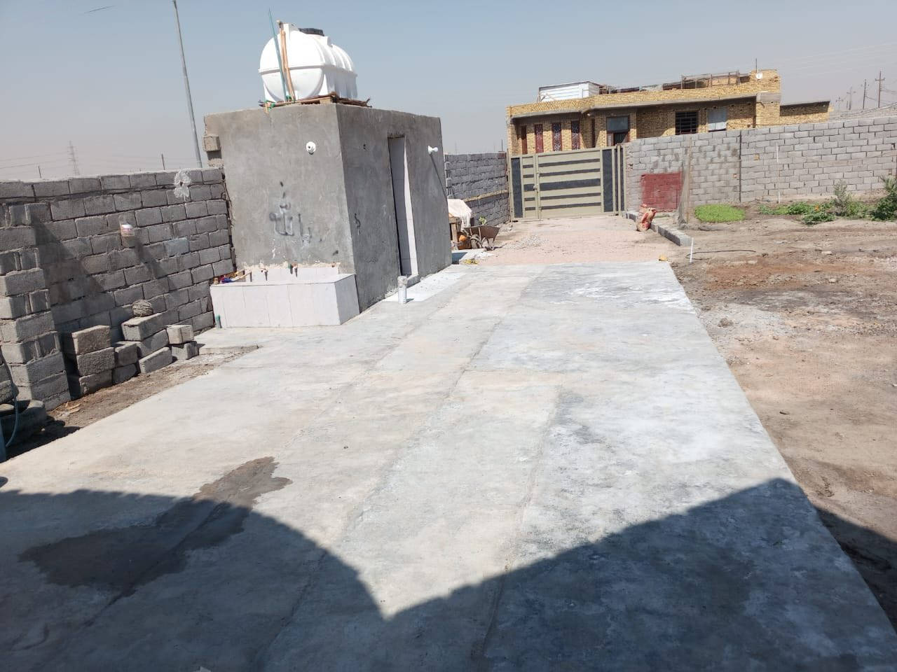 السلام عليكم بيت للبيع زراعي بحي الجوادين النزله الثانيه البيت مساحته 750 عدد الغرف 3 +صاله عدد2+مطبخ +ديوانيه 12 متر  صحيات داخليه وخارجيه علمن مساحت البناء 260  البيت عل نزله الرئيسيه  لاستفسار اكثر اتصل عل رقم ***********
