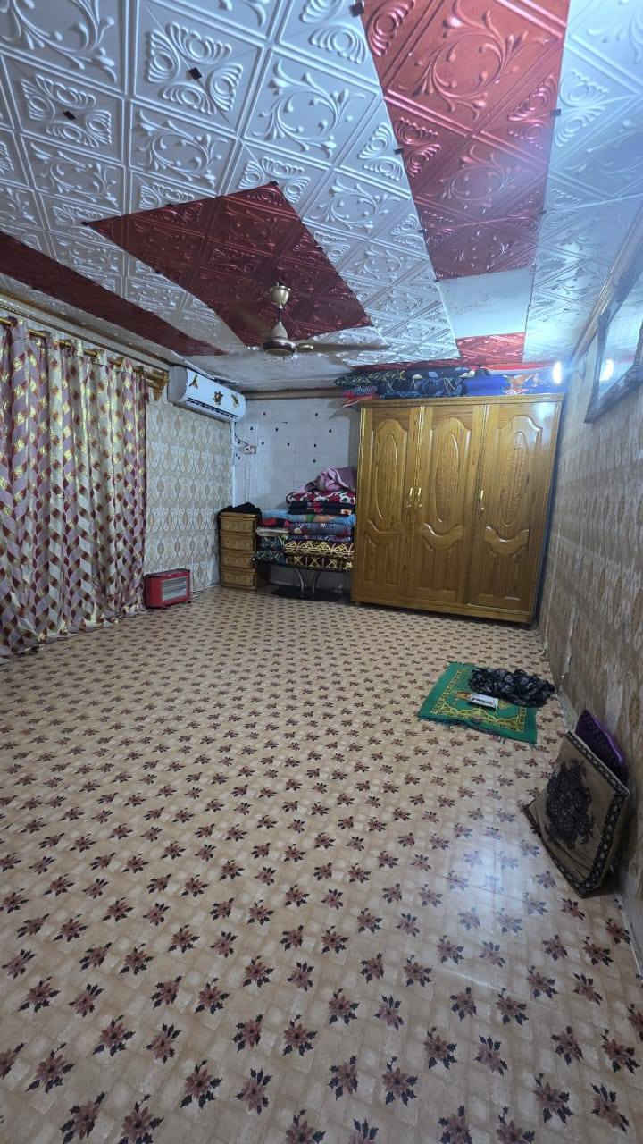 ☎️***********☎️
السلام عليكم واسعد الله اوقاتكم

يتوفر دار سكن للبيع 
بناء قديم يعتبر قطعة 

#طابو  ملك صرف تحويل 

#مساحة البناء 200متر 
 
#يحتوي البيت على مشتملين 
غرف نوم عدد 2
ديوان 
مطبخ 
صاله 
صحيات داخلي وخارجي
  
 الخدمات ماء كهرباء مدارس قريبه 

البيت يقع على شارع 1متر اناره الشارع كله

#العنوان : بصره القبلة حي القائم قريب علة تقاطع المعارض
( السعر 190 وبي مجال )
#اللاستفسار إلا تصال على الهاتف ☎️ 📞 
هاتف ☎️ ***********☎️
