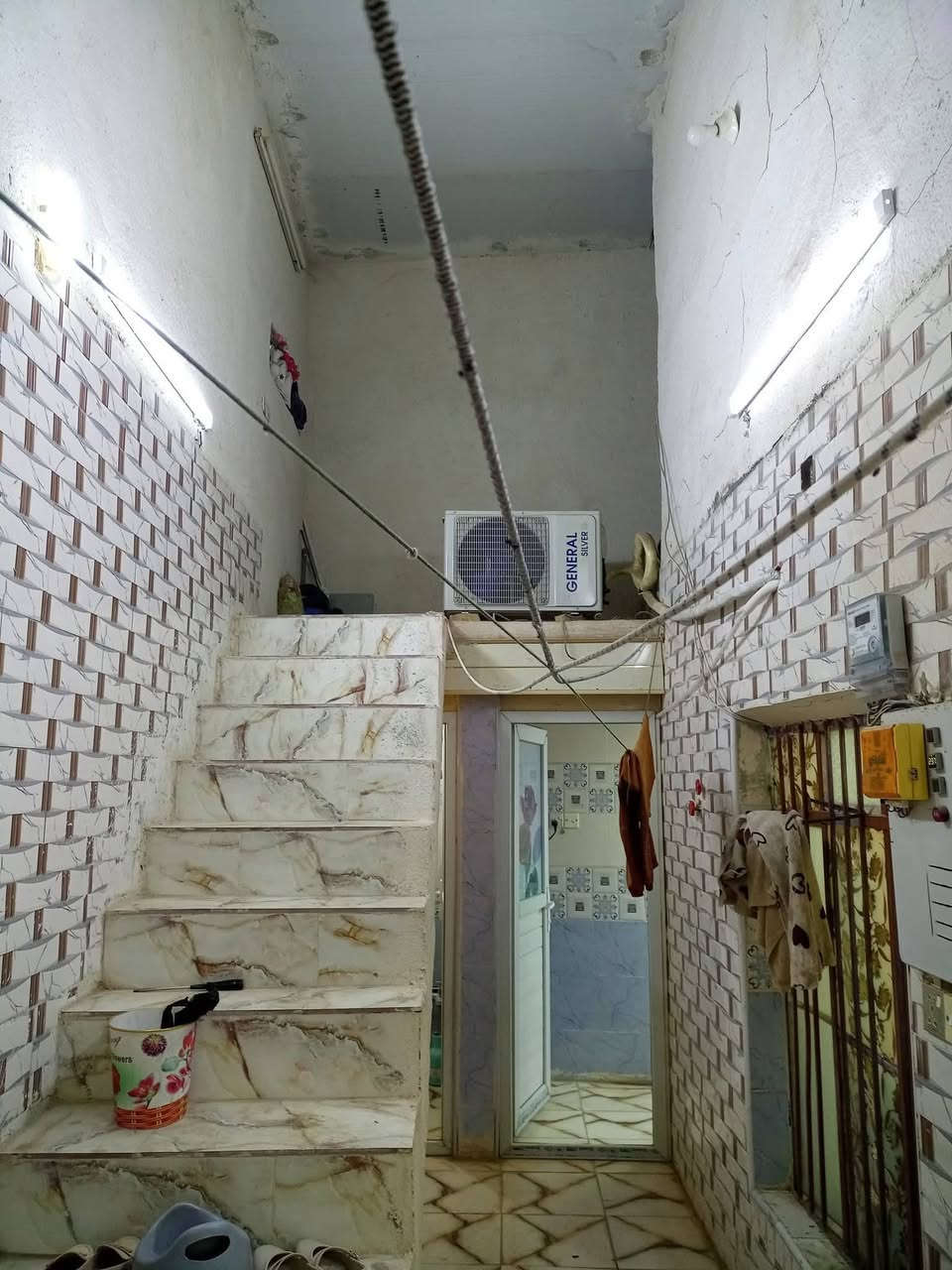 الدار للبيع المساحه 114متر طابو  بناء طابوق السقف صب كونكريت و يتكون من غرف نوم ثنين وستقبال وصاله ومطبخ مجمع صحي خارجي وداخلي وطارمه وممرات داير البيت  الموقع قرب ملعب الرفاعي الكبير مقابيل الباب الرئيسي للملعب أي استفسار الاتصال على الرقم التالي واتساب ***********
