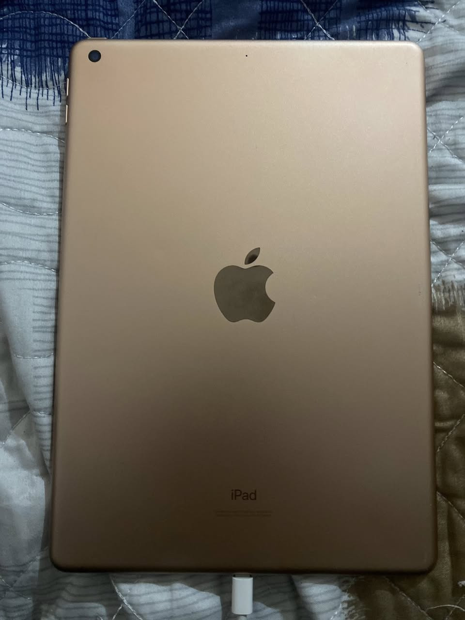 للبيع iPad 7 – 32GB – لون شمباني / ذهبي فاتح
 الحالة: مستعمل / ممتاز 
 الذاكرة: 32 GB
 اللون: شمباني / ذهبي فاتح (Gold)
 الشاشة: 10.2 إنش (Retina)
 السعر: (150.000)
 للاستفسار والتواصل: (***********)
