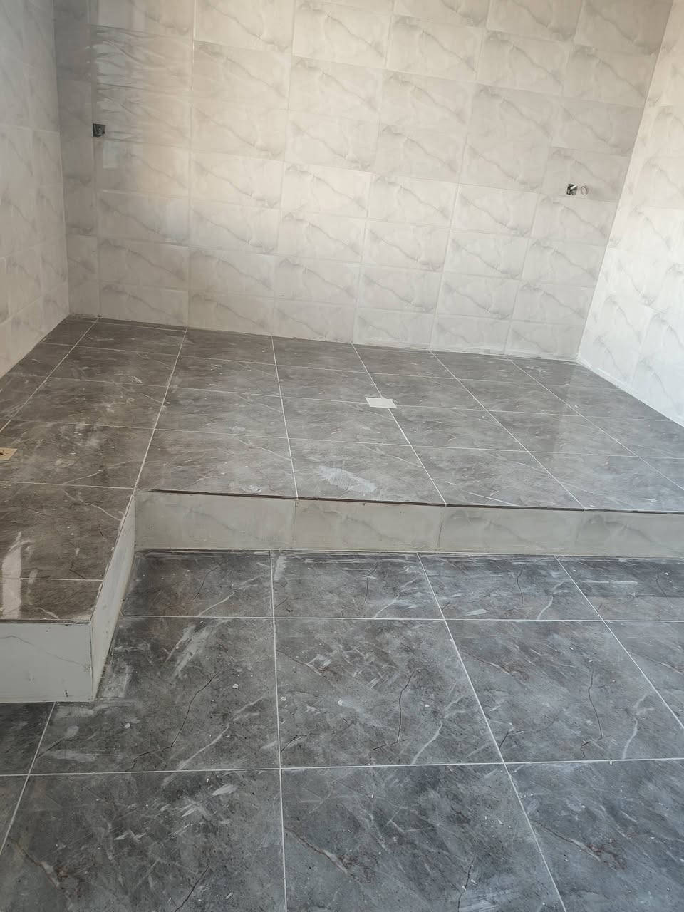 السلام عليكم نشتغل في ترميم المنزل وتقسيم المنزل الى منزلين ونعمل في بناء الاراضي والطابق الثاني وترميم كافة المنازل وتصفيط البادلو وتصعيد المواد وتنضيف المنازل وسعر مناسب جدا جدا ‏‪0770 034 2248‬‏ /***********
