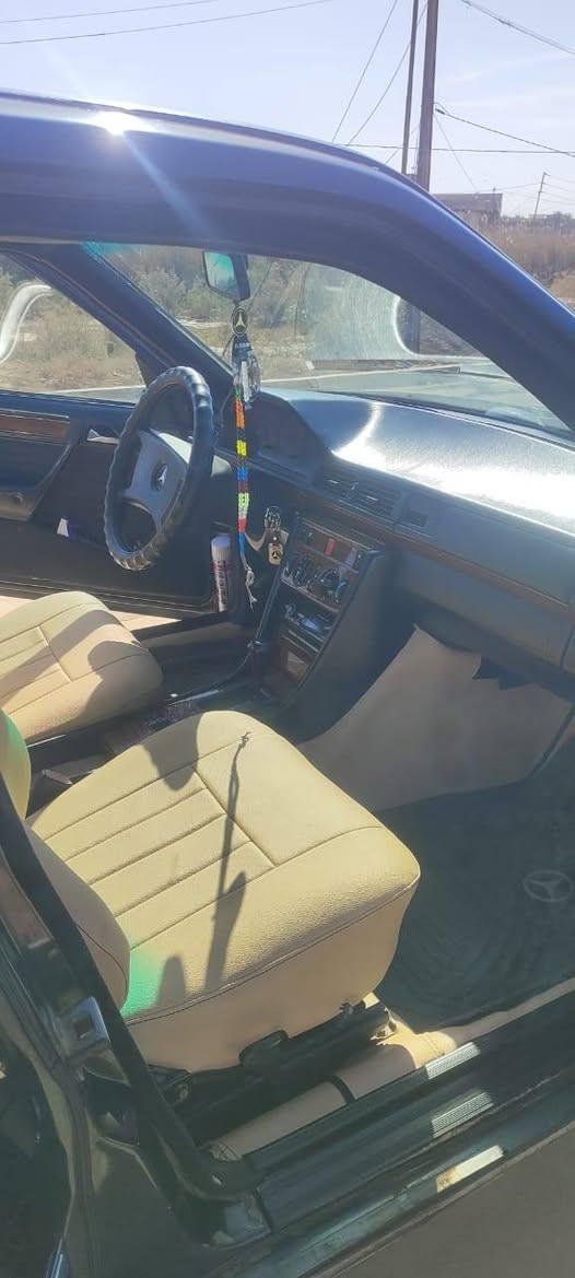 السلام عليكم
مارسدس دب للبيع 
مديل 1988
كير ومحرك محور بطه 2500
تبريد شغال 
تخم تاير 
غرفه جديده 
قواعد دبل سليمه 
الون اسود كذاب ***********  ‏‪0770 568 5002‬‏
