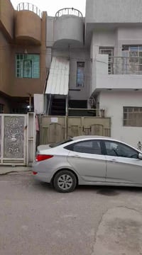 شقه طابق ثاني للايجار تتكون من غرفتين وحولي مطبخ وصحيات وبيتونه والسطح...