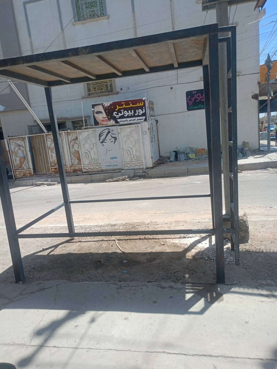 للبيع ميز الحديد ٣ ملم يغيد اخل المولداد لو المعامل رتفاع ٢٥٠ بكانه بغد البلديات *********** الي يريده سهله بسعر للعلم مامستعمل
