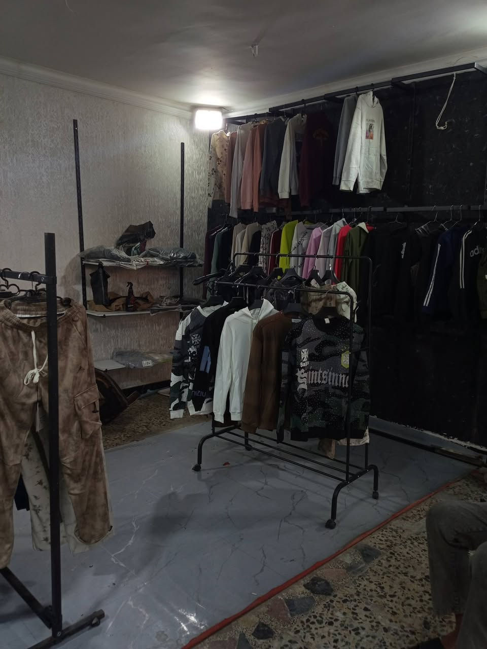 محل ملابس للبيع بل كامل لموقع حي نصر مقابيل مدارس لحق لحركه خير من الله سبب لبيع عندي فرع ثاني وماجاي الحك المحل ايجاره بشهر ب125 رقم تواصل ***********
