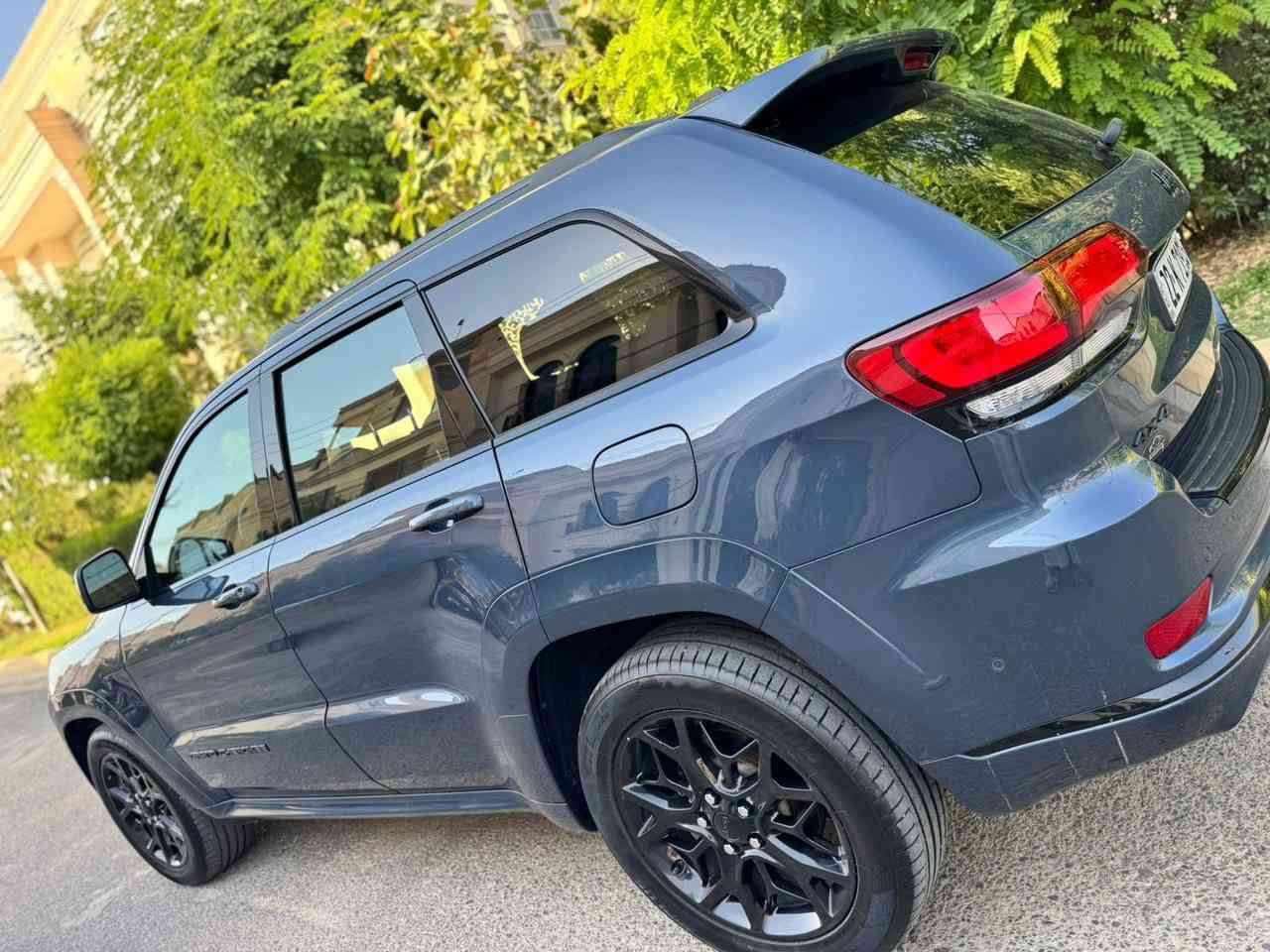 سلام عليكم 
جيب كراند شيروكي  لمتد ( اكلين ) ام رادار 
‏‎  مكفولة من دعامية الدعامية 
موديل  (2021  فول مواصفات  
المحرك : V6.  3.6L ‎  
 السياره اخت زيرو 
ماشيه 66 
رقم اربيل الجديد بسمي تحويل ثاني يوم  ؟
سياره مكفوله من الصبغ و التبديل و البارد
سياره جديده جدا ارضيات الشركه بل جيس 
سياره جديده استخدم شخصي و قليل 
‏‎ السيارة اكلين داخل جلد اسود المرغوب 📍❤️ 
‏‎* المواصفات :
‏‎*رادار امامي وجانبي 
‏‎* نقطة عمياء .
‏‎*داخل جلد 
‏‎* دفع رباعي 4x4 . 
‏‎* فرش المقاعد من الجلد . 
‏‎*صفي المقاعد الأمامية كهربائية .
‏‎* ذاكرة لحفظ وضعيات الجلوس . 
‏‎* صفي المقاعد الأمامية مع تدفئة . 
‏‎* صف المقاعد الخلفية مع تدفئة . 
‏‎* ويل قياس 20 انج .
‏‎* مقود السائق كهربائي . 
‏‎* تدفئة ستيرن . 
‏‎* فتحت سقف .
‏‎* شاشه كبيرة 8.4 انج .
‏‎* نظام الملاحة (GPS) . 
‏‎* نظام خاص للطرق الوعرة . 
‏‎* مصابيح امامية زنون . 
‏‎* المصابيح الأمامية مع LED لايت  تبديل عدسات 4 دولار. 
‏‎* كشافات ضباب بروجكتر زنون . 
‏‎* تشغيل عن بعد .
‏‎* صندوق كهربائي .
‏‎*  حساسات أمامية . 
‏‎*  حساسات خلفية .
‏‎* كاميرا خلفية .
‏‎* بخاخ ماء لتنظيف المصابيح الامامية .
‏‎* مرايا بخاصية التعتيم الذاتي . 
‏‎* مرايا جانبية قابلة للطي . 
‏‎* بلوتوث تلفون . 
‏‎* محدد سرعة . 
‏‎* نظام تشغيل واطفاء اوتماتيكي للمحرك للتوفير من صرف الوقود . ( Auto Start System ) .
‏‎* نظام بريك اوتماتيكي ( Auto Break System ) .
السعر 320 ورقه 💲 و بيهه مجال
***********
مكاني بغداد البلديات
