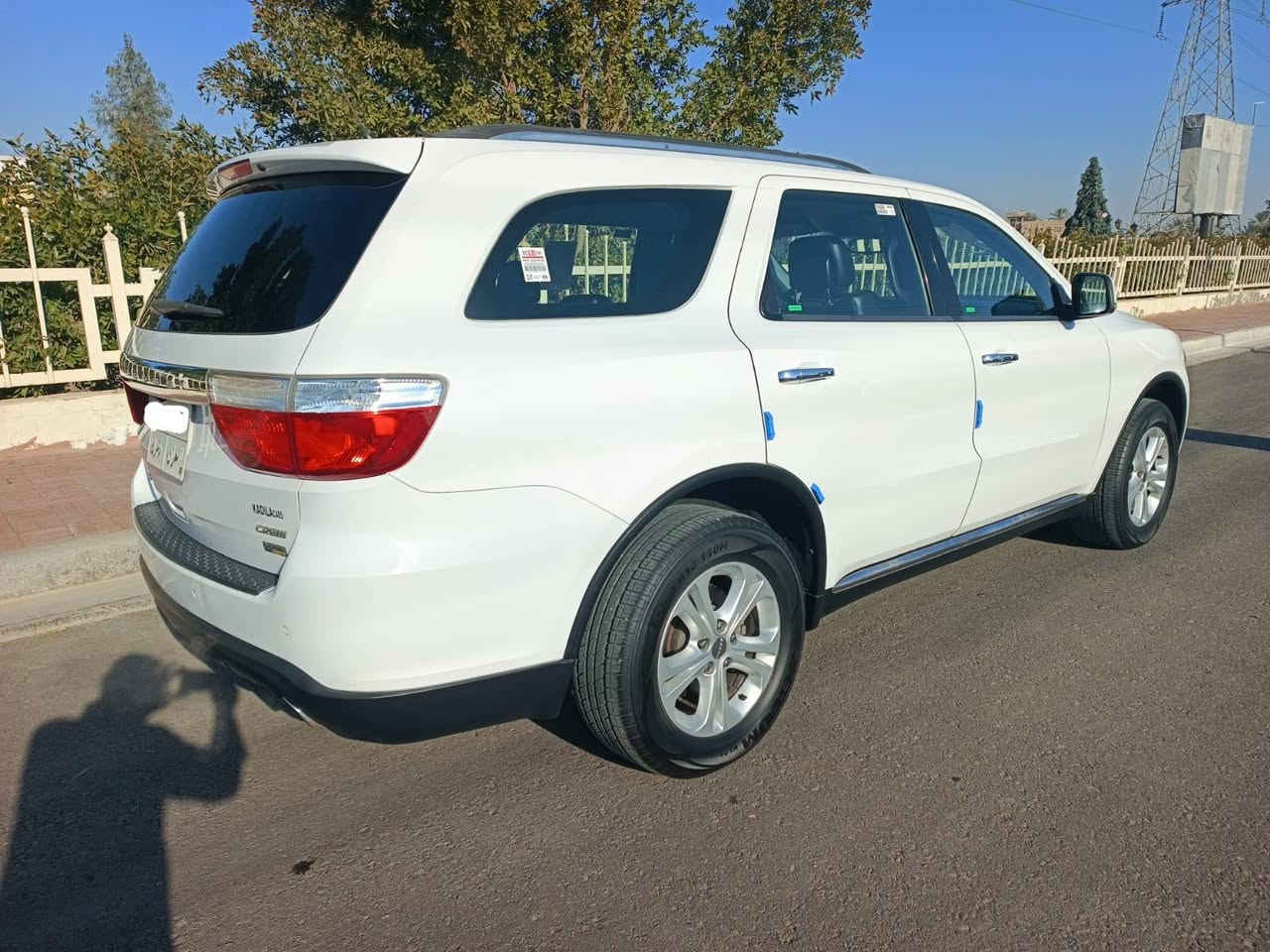 السلام عليكم 
دورنكو موديل 2013 وارد امريكا كلين بدون حادث مكفوله كفاله عامه حته الدعاميات مكفولات من التكحيل 
المواصفات فول عده الفتحه 
كشنات كهرباء
كشنات خزن
كشنات تدفئه
مري اشاره 
جنطه كهرباء 
شاشه قلابه
كامره 
مري قلابه اثناء الرجوع
حساسات
وبعد بيه مواصفات 
السياره فول الفول عده الفتحه 
مكان السياره بغداد مجمع نجمه بغداد السعر 200 وبيه مجال رقم الهاتف *********** ابو أيمن بغداد, العراق
