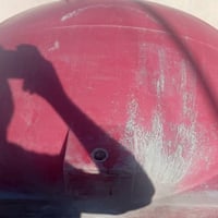 تانكي بي فتحتين مال نزالين  للبيع 1000 لتر  عيبه فقط  بس فطر جانبي 3 س...