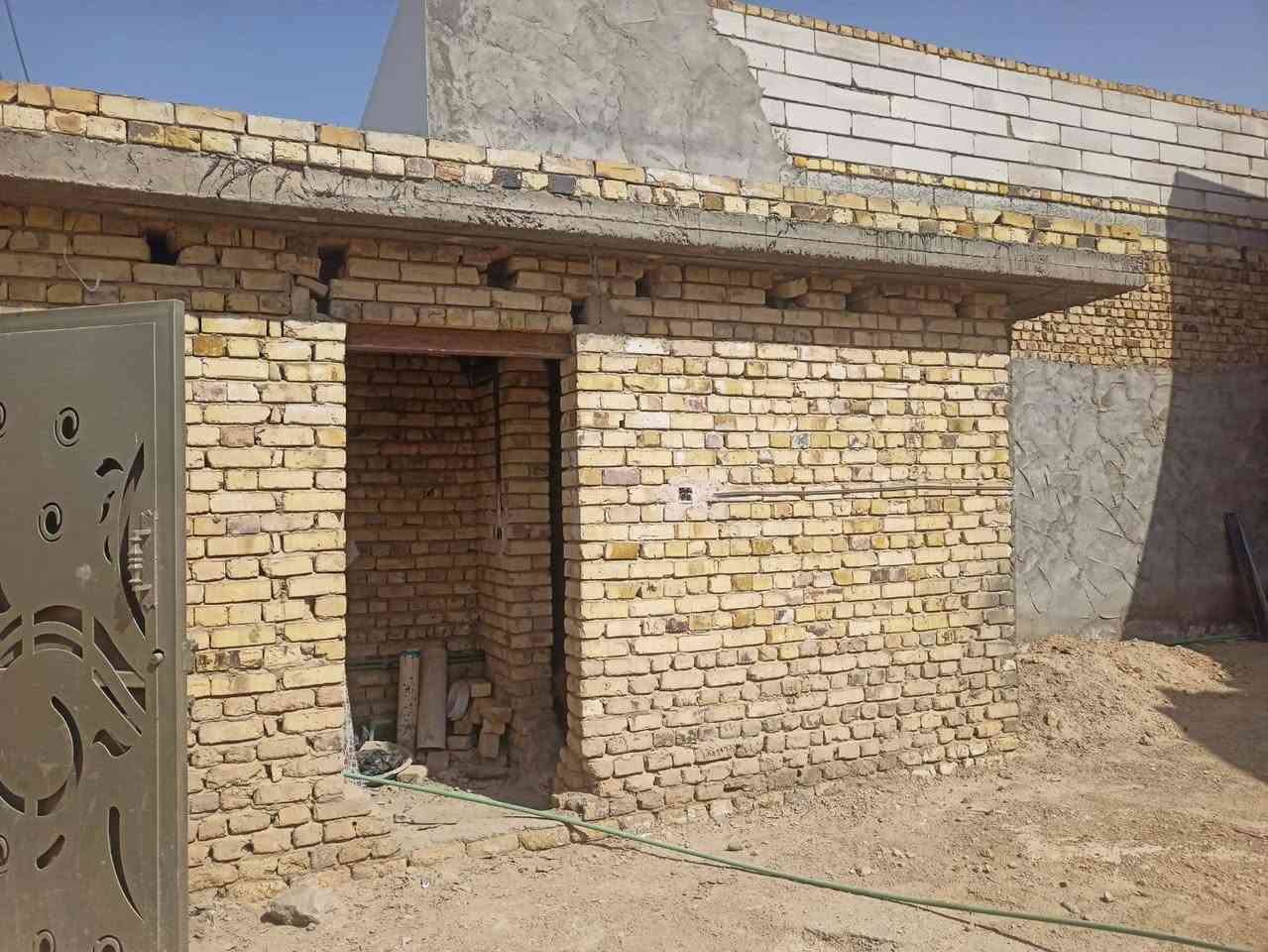 السلام عليكم بيت للبيع الموقع ال حمد قرب الحسينيه الزهراء ثالث بيت عن الشارع العام مساحه 250 غرفه 5في5)عدد 2)صاله 11في4)مطبخ 4)في 6)استقبال 9في 4)صحيات خارجيه ممرات حول البيت للاستفسار اكثر الإتصال بالرقم ***********
