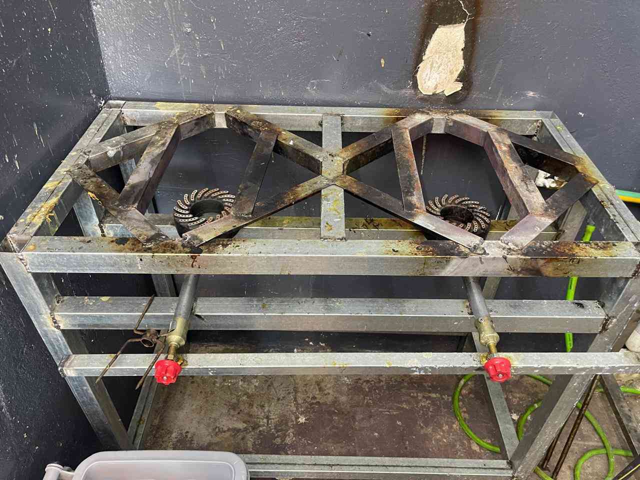 السلام عليكم 
غراض مطعم نضيفه جدا
شوايه دجاج غاز 6 شيش 
حمايه 4 عيون غاز 
كريل بركر غاز 
قلايه 2 عيون غاز منضديه
ميز ستيل عدد 3
سنك ستيل 
ميز و2 كرسي اسود 
غاز 3 قناني 
بلانكوات عدد 4 كبير 
بلوجكترات كبير عدد 2 شمسي اقتصادي 
حمايه جبن
رف عدد 1
جدر ريزو عدد 2
طباخ 2 عيون 
مجمده نضيفه وشغاله 100‎%‎
السعر مليونين ونص وبيه مجال شويه 
استفسار اتصال ☎️ ***********
