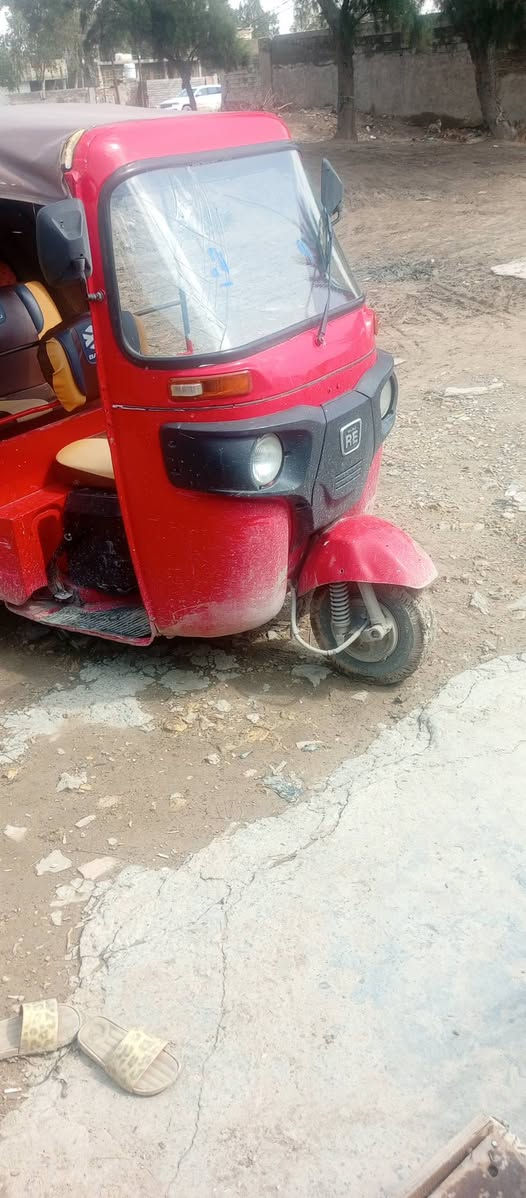 سلام عليكم تكتك البيع موديل 16 رقم سنويا انكليزي رقم بغداد تعمير جديد مكينة مجفتة تجفيت شركه تخم تاير دوشمه جديده السعر 4,000,000 وربع وبيها مجال مكان بغداد المعامل ***********
