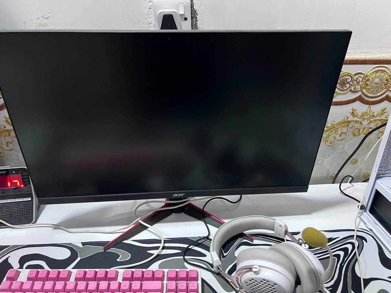 السلام عليكم تجميعة للبيع
المواصفات:
 المعالج (CPU): Intel Core i5-13400F

 مبرد المعالج (Cooler): DeepCool Gammaxx AG400

 كارت الشاشة (GPU): MSI RTX 4070 12GB Ventus 2X

 اللوحة الأم (Motherboard): ASUS Prime H610M-K D4

 الرام (RAM): 16GB (2x8GB) 3600MHz T-Force Delta RGB White

 التخزين السريع (SSD): NVMe 256GB

 التخزين الإضافي (HDD): 1TB Toshiba 7200 RPM

التخزين الاضافي (HDD): 320GB

 مزود الطاقة (Power Supply): DeepCool 650W PF650

 الكيس (Case): Galax Rev 05 White (أبيض مميز)
الشاشة: acer 180Hz 0.5ms 1080p IPS HDR
ماوس وكيبورد ريد دراغون 
سماعة ريد دراغون 
ملاحظة: بس جامة الكيس مكسورة التجميعة جدا نظيفة الله شاهد ومعتني بيها هواي تجي تفحصها وتبات يمي براحتك الك كل الوقت بالفحص السعر كاملة مليون و650 
مكاني بغداد السيدية 
الرقم:***********
