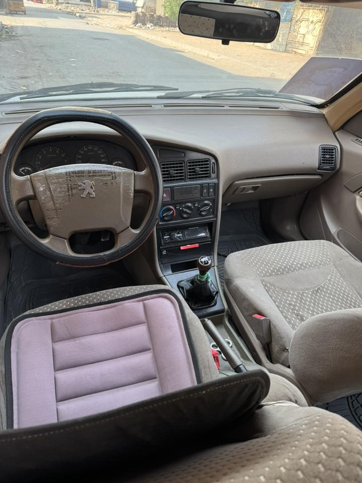 سياره بيجو ٤٠٥موديل ١٤ مكينه وكير فرنسي صارلي فتره من شادهن بيدي حداديه وتخم تاير هم مبدلهم ٤٠وبيه مجال قليل رقمه بصره سياره موجوده بل العماره راعيه وكلاله او مداور جاهز
***********
