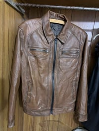 جاكيت جلد طبيعي رجالي القياس: XL  السعر: 30 الف مع التوصيل تتوفر خدمة ...