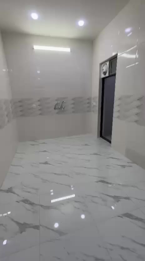 سلام عليكم 50 متر للبيع كامله ثلاث طوابق 3 غراف نوم 2 حمامات بيت كامل فرع أسواق الشورجه ***********
