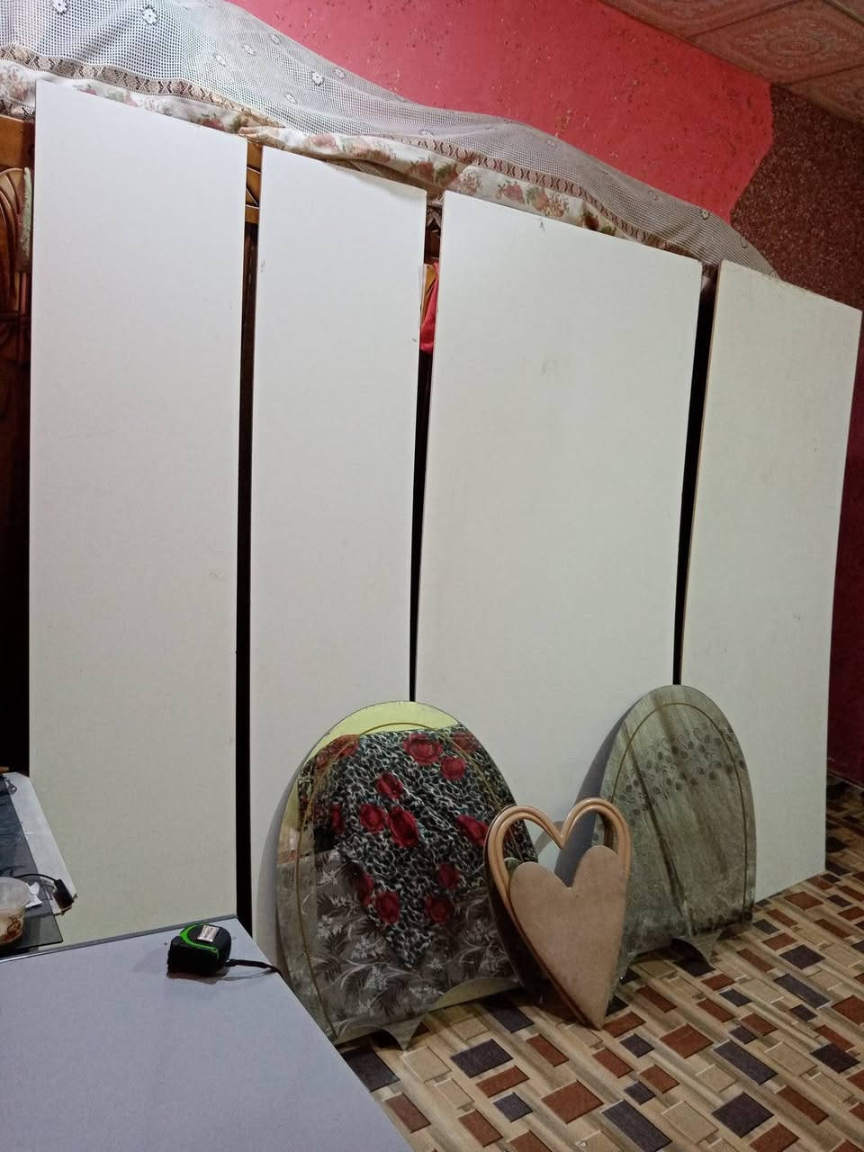 للبيع،، مثل ماموضح بصور والفيديو،، اخشاب كنتور،، فيبر معاكس ثخين شبيه لبلايود مال كنتور تركي جدد كلش 4 قطع،، قطعتين2 طولهن مترتين ونص طول+متر عرض،، قطعتين2 زغار طولهن مترتين ونص طول +50 س م عرض،،  جام مرايه عدد2 ثخان كلش وقالب قلب🤎 كلهن للبيع يفيدن النجارين وهل تفصال،، مكاني بصره جزيره باب لهوه شراي يراسني رقمي فعال تصال وتساب وبخدمته  ***********
