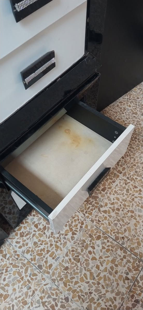 غرفه تركي مفلشه  يردلها تصليح كامل للبيع مكان وادي حجر بسعر مناسب جدأ ***********
