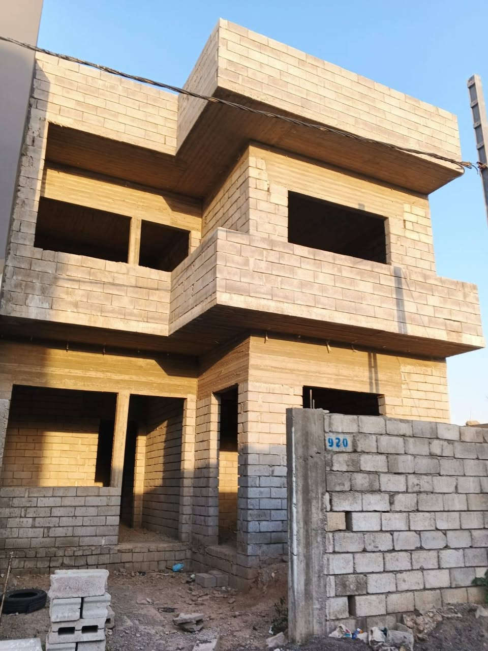 ​📣 دار طابقين (هيكل) للبيع
الموقع: الموصل - منطقة زيونة (مقابل مديرية المرور مباشرة).

​المساحة والأبعاد: 154 متر مربع، الواجهة 8.5 متر تقريباً.

​الوضع القانوني: زراعي مع وجود (وصل بلدية رسمي).

​مواصفات البناء والخدمات: 

​بناء هندسي متعوب عليه (ملفوف بالكامل، والستائر صبة، ويحتوي على نظام دكتات تبريد).

​تصميم داخلي واسع (استقبال كبير + مطبخ حار بارد).

​يحتاج تشطيبات نهائية فقط.

​الشارع صبة ومخدم بالماء والكهرباء. قريب على سايدين الوسطية 

​📞 للمعاينة والتفاهم على السعر:

​📱 رقم الهاتف: [***********]
