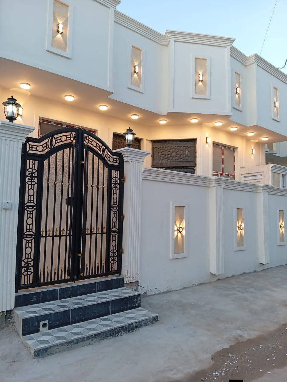 🏡 دار حديث للبيع | الرمادي – شارع 40 خلف عمارة القند

فرصة مميزة لامتلاك دار حديثة البناء بمواصفات متكاملة وموقع مرغوب 🌟

🔹 تفاصيل الدار:
• طابق واحد كامل ومتكامل
• غرف نوم عدد 2
• صالة كبيرة
• ديوانية
• مطبخ عصري
• مجموعات صحية عدد 2
• مناور عدد 2
• صالة علوية واسعة

🔹 المساحة:
• المساحة الكلية 140 م²

🔹 مواصفات البناء والتشطيب:
• نوع البناء: طابوك جمهوري
• أرضيات:
– اكرانيت أصلي
– سيراميك إسباني للمطابخ
• الواجهة مغلفة حجر مع تقطيع أنيق
• بناء حديث صفر – غير مسكون

🔹 الجوانب القانونية:
• جنس العقار: طابو زراعي سند 25 فسفوري
• تحويل مباشر

💰 السعر:
125 مليون دينار
✔️ قابل للتفاوض

📍 موقع ممتاز قريب من الخدمات ومنطقة سكنية هادئة ومطلوبة.

ـــــــــــــــــــــــــــــــــــــــــــــــــــــــ
📍 للمزيد من التفاصيل يمكنكم زيارة مكتبنا:
مكتب شمس الرافدين للعقار   – الرمادي / شارع 40 – قرب مرطبات دريم لاند.

📞 أرقام التواصل (واتساب متاح):

*********** ✅ عبدالغني الفراجي

*********** ✅ عبدالغني الفراجي

⏰ متواجدون في المكتب على مدار أيام الأسبوع.

من الساعة 3 عصراً حتى الساعة 9 مساءً.

نرحب بكم دائماً لزيارتنا والاستفسار عن أي عقار يناسبكم.
