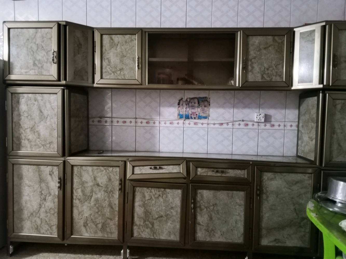 

عندي مطبخ ألمونيوم متكون من خزانات علوية وسفلية جاهزة للبيع. التصميم يتميز بلونه الرمادي مع واجهات تشبه الرخام تعطي شكل عصري ومرتب.

موصفاته:
- دواليب بواجهات زجاجية للحفظ والتنظيم.
- مجلى عملي مع مساحة تخزين سفلية.
- مناسب لأي مطبخ حديث.

الغرض بحالة جيدة ويمكن استخدامه مباشرة بعد الشراء.