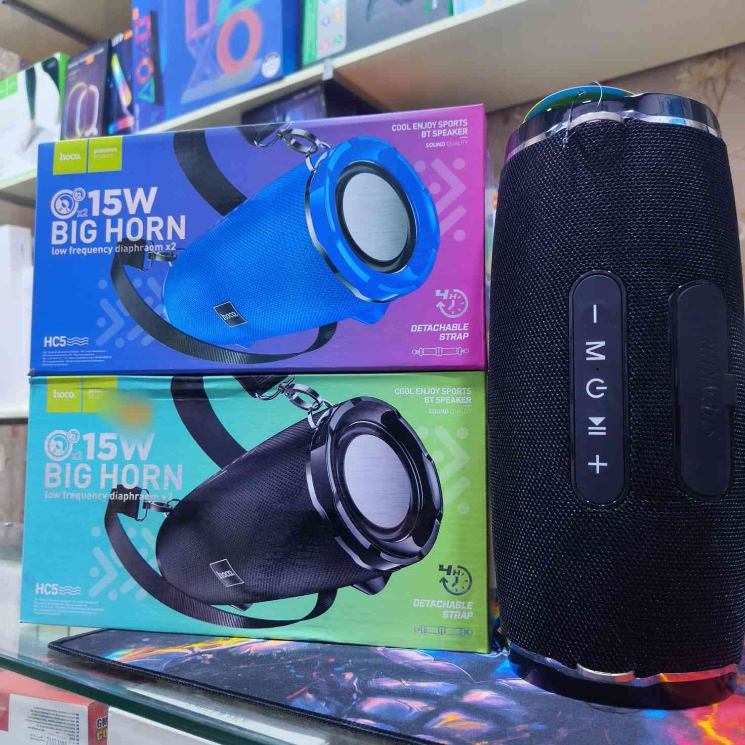 لمنتج هو مكبر صوت بلوتوث Hoco HC5 Cool Enjoy Sports، ويتميز بالتالي:    قوة الصوت: مكبر صوت مزدوج بقدرة إجمالية تبلغ \(30\) واط (15 واط لكل منهما).  البطارية: سعة بطارية تبلغ \(3600\) مللي أمبير في الساعة، توفر ما يصل إلى \(4\) ساعات من وقت التشغيل.  التقنيات: يدعم الاتصال عبر بلوتوث الإصدار \(5.0\).  المميزات الفريدة: تصميم رياضي مع حزام قابل للفصل لسهولة الحمل، ويدعم وضعيات تشغيل متعددة بما في ذلك FM، وبطاقة TF، وAUX، وUSB.


**إذا كنت صاحب هذا الإعلان وتريد حذفه لأي سبب، رجاءا أرسل رسالة إلى الدعم الفني**