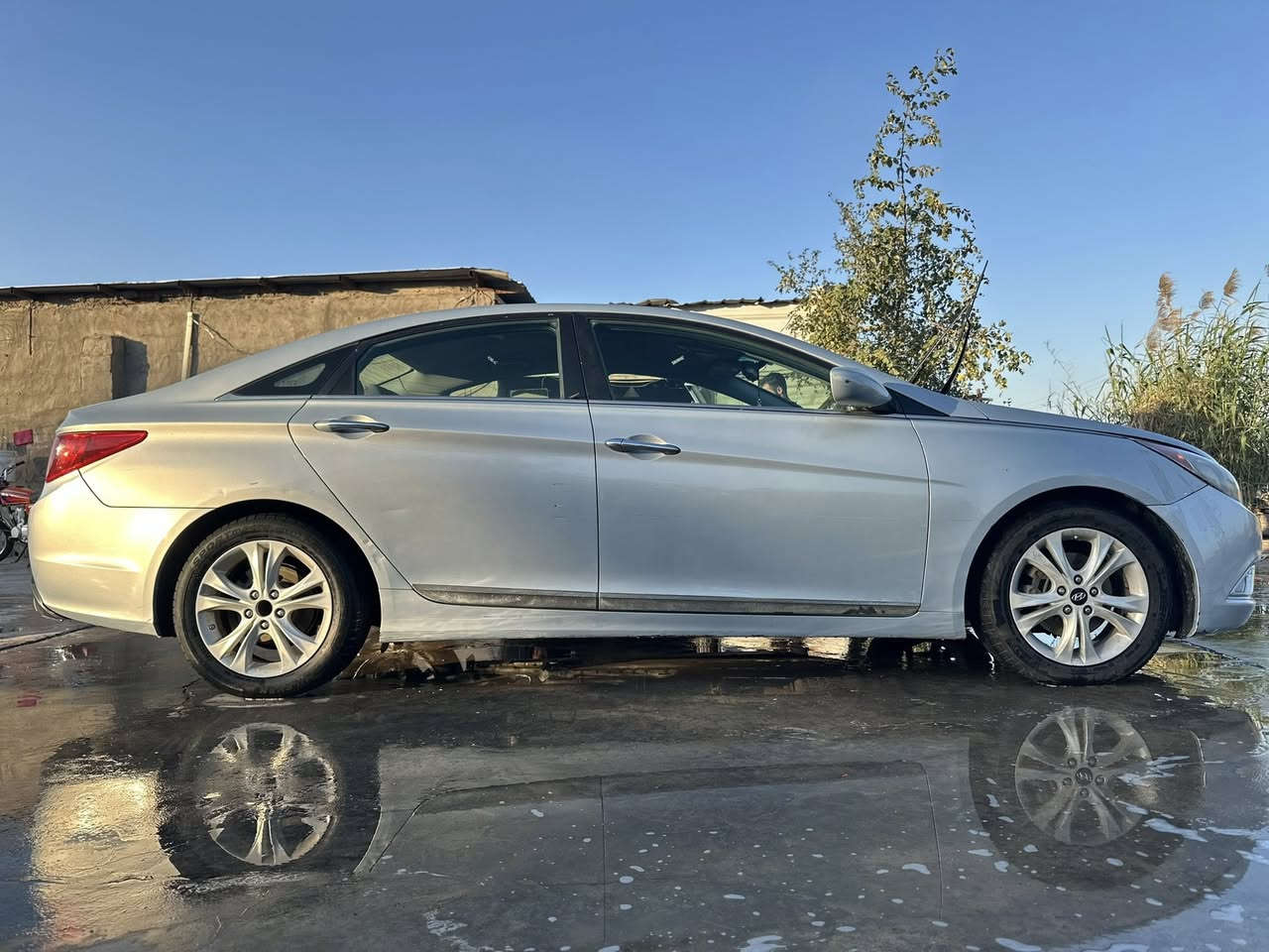 سوناتا ٢٠١٣ امريكي 
السيارة باسمي تحويل مباشر 
Gdi 2400 ٦ نمر 
السيارة خير من الله ع ايدي مال جنّاي 
بيهة قطعتين بس بنيد و جاملغ امامي مال السايق 
رقم بغداد و امانة الله السيارة نظيفة گشر ودواخل 
تدفئة تبريد شغال فول 
تفحص ع السونار وتاخذ 
مكاني بابل-الحصوة 
 للاستفسار : *********** 
السعر 105$
